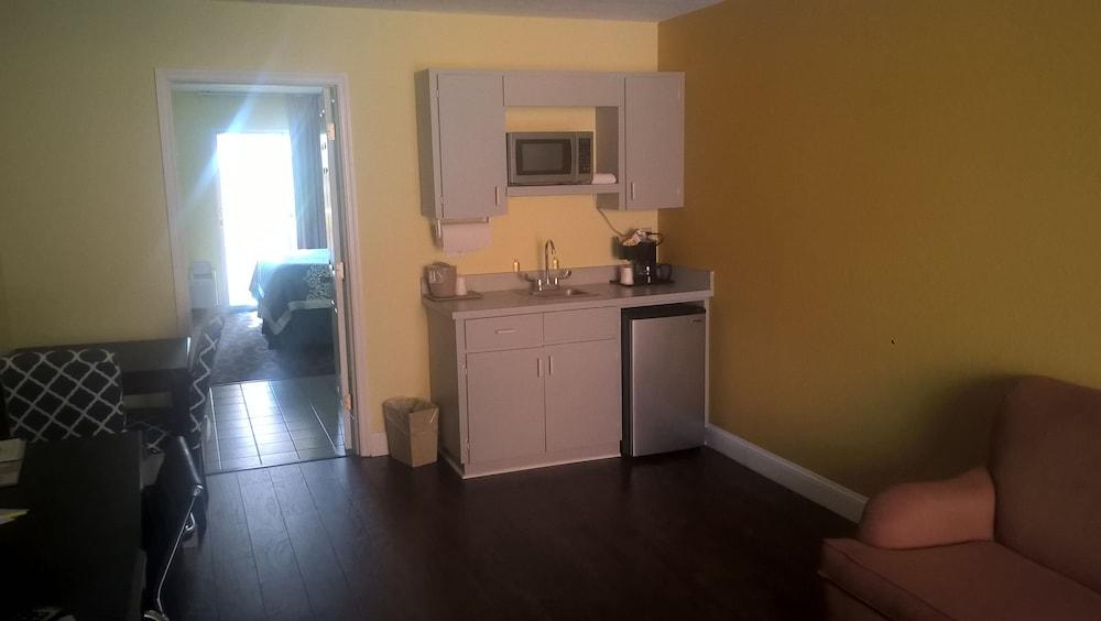 Days Inn & Suites By Wyndham Port Richey Bagian luar foto