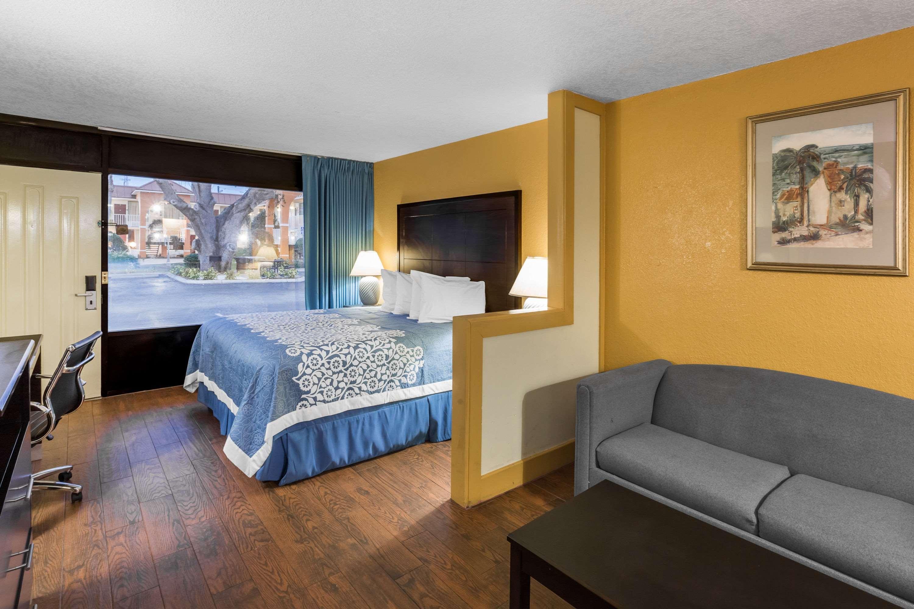 Days Inn & Suites By Wyndham Port Richey Bagian luar foto