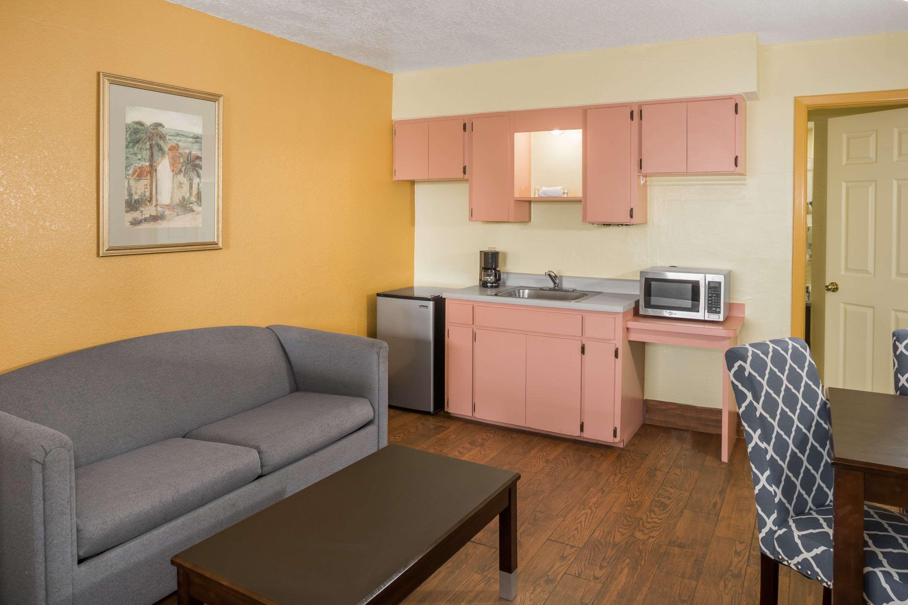 Days Inn & Suites By Wyndham Port Richey Bagian luar foto