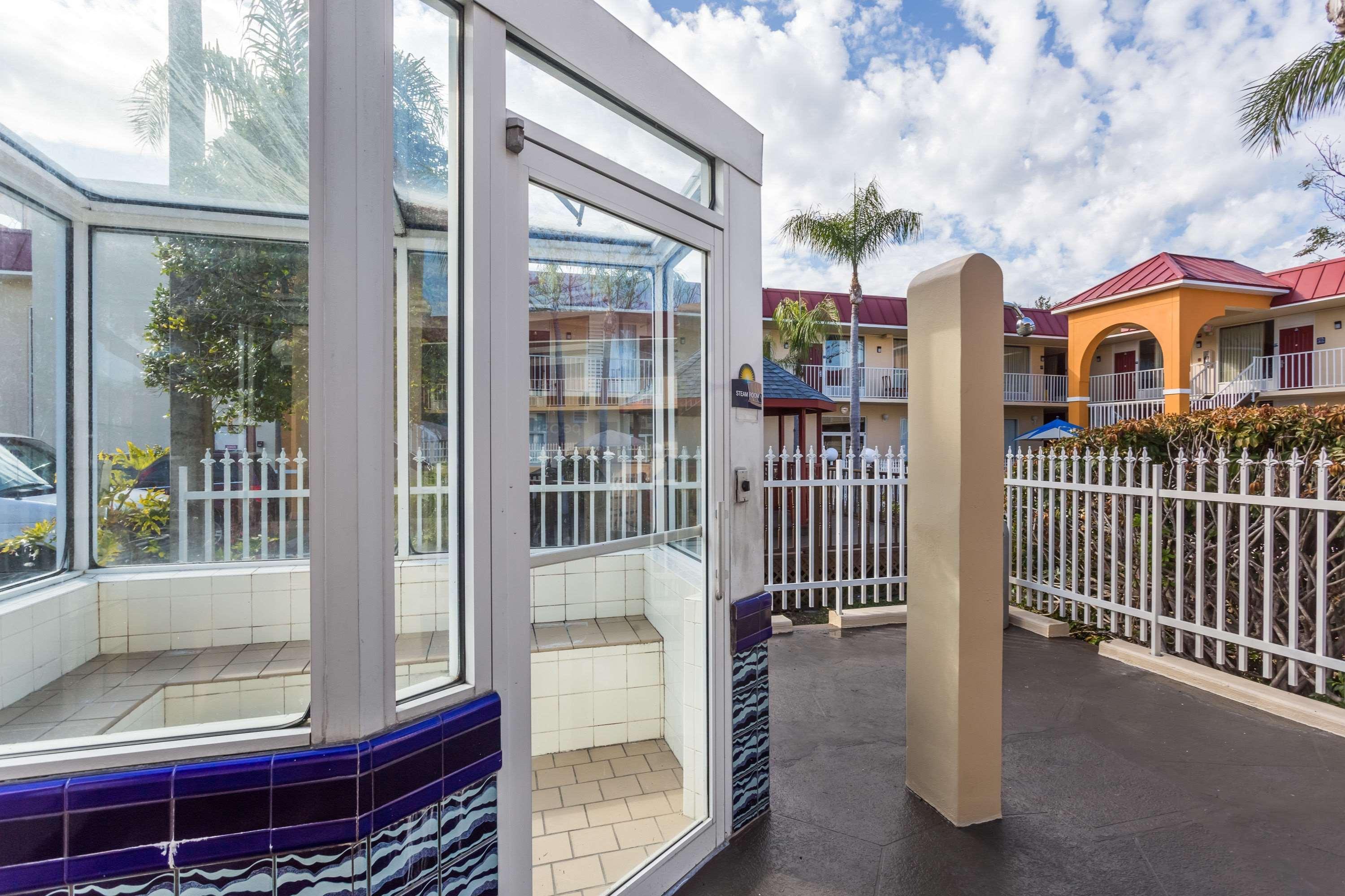 Days Inn & Suites By Wyndham Port Richey Bagian luar foto