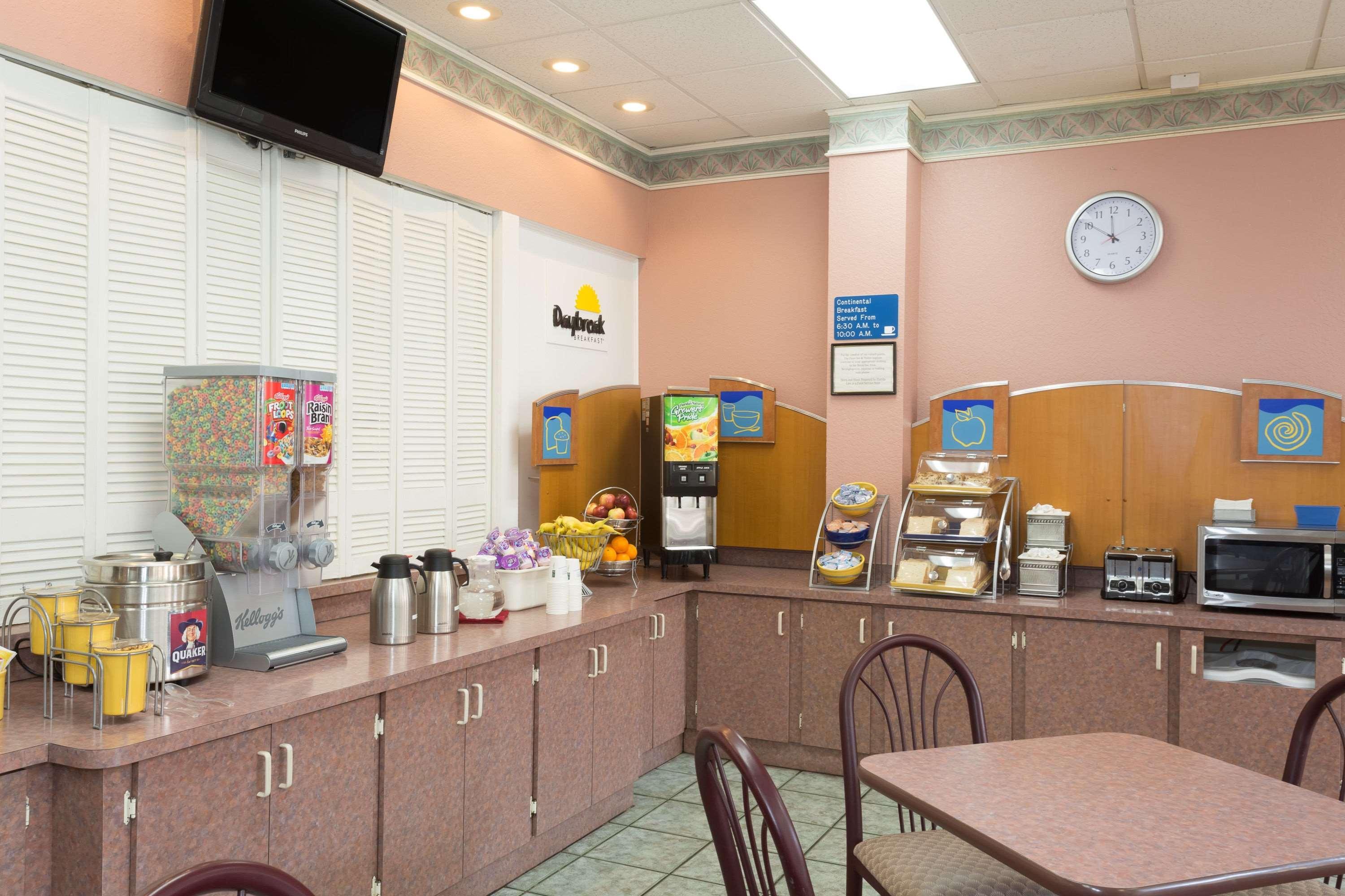 Days Inn & Suites By Wyndham Port Richey Bagian luar foto