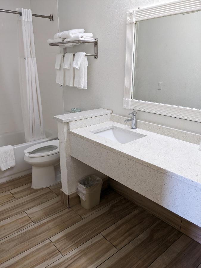 Days Inn & Suites By Wyndham Port Richey Bagian luar foto