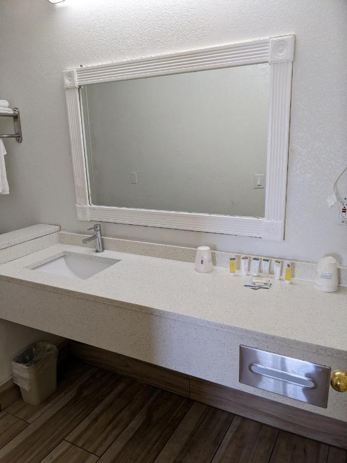 Days Inn & Suites By Wyndham Port Richey Bagian luar foto