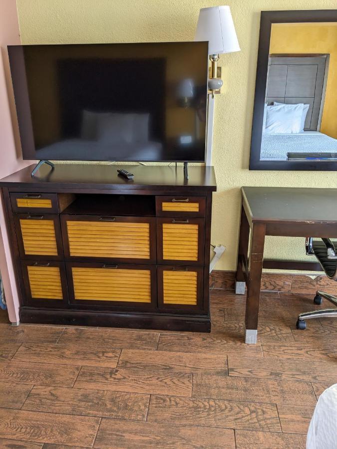 Days Inn & Suites By Wyndham Port Richey Bagian luar foto