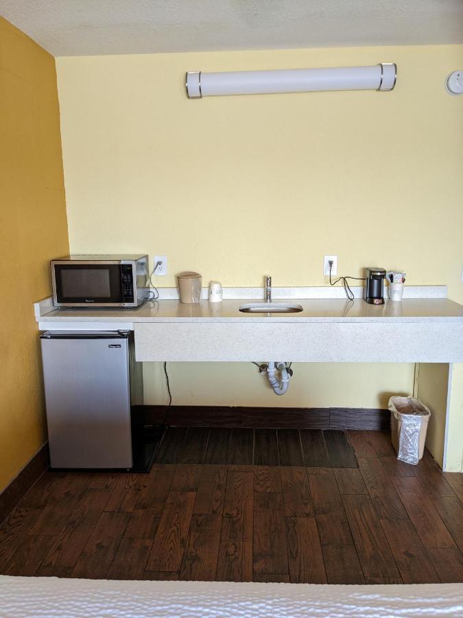 Days Inn & Suites By Wyndham Port Richey Bagian luar foto