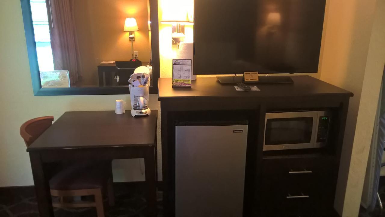 Days Inn & Suites By Wyndham Port Richey Bagian luar foto