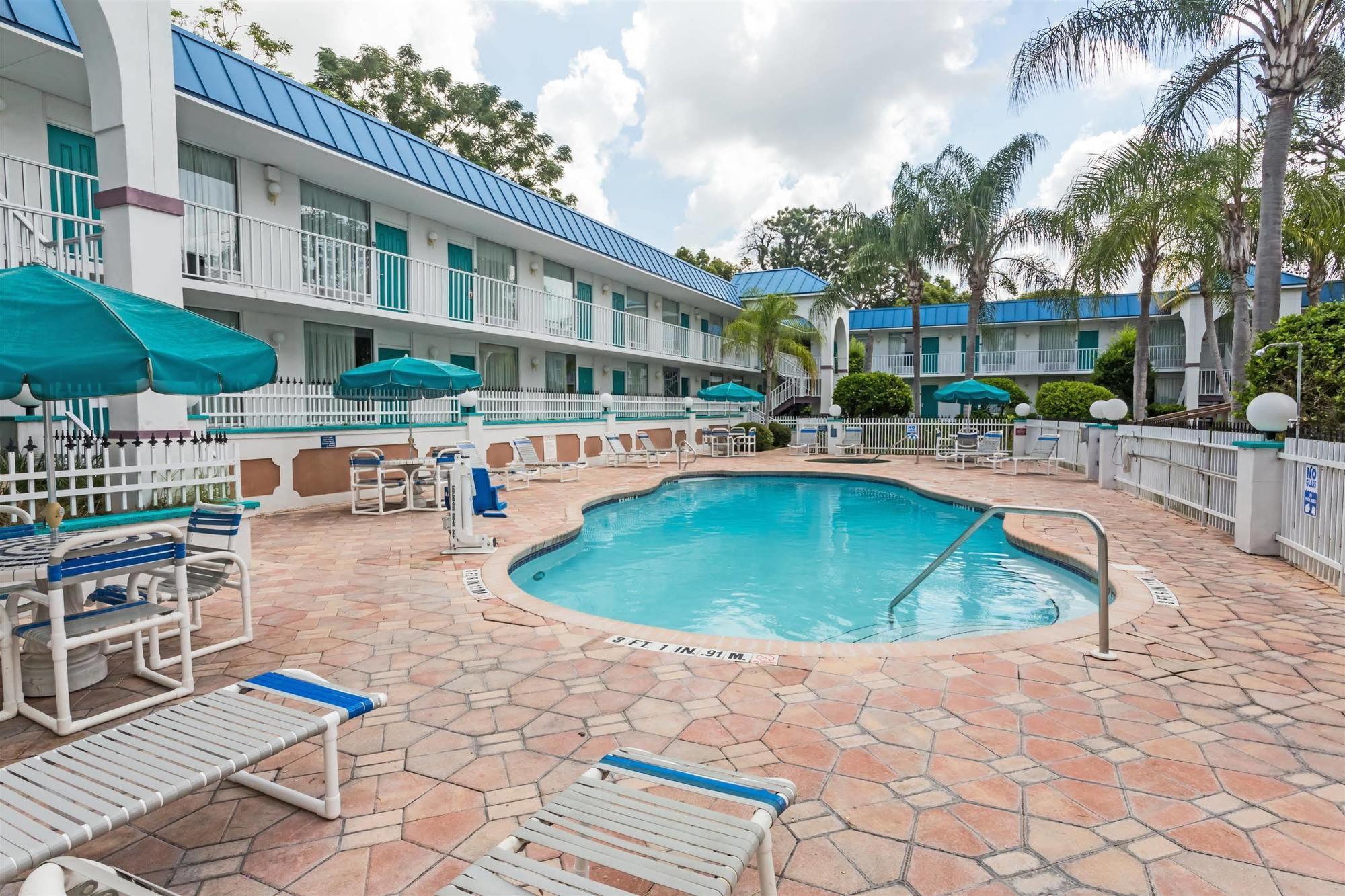 Days Inn & Suites By Wyndham Port Richey Bagian luar foto